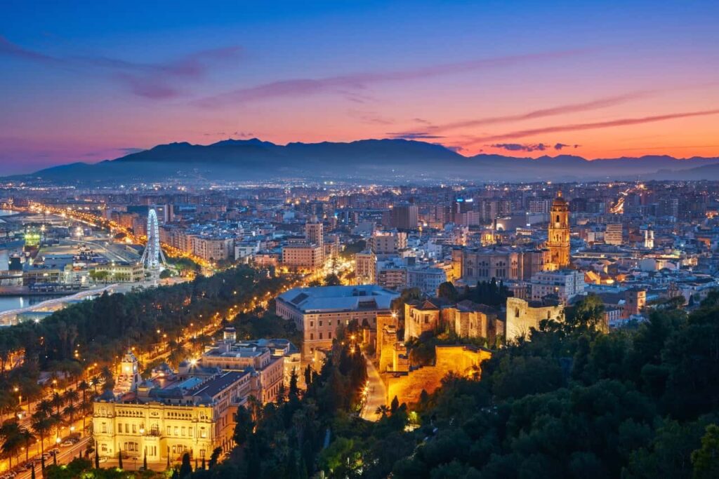 Nachtbeeld van de stad Malaga.