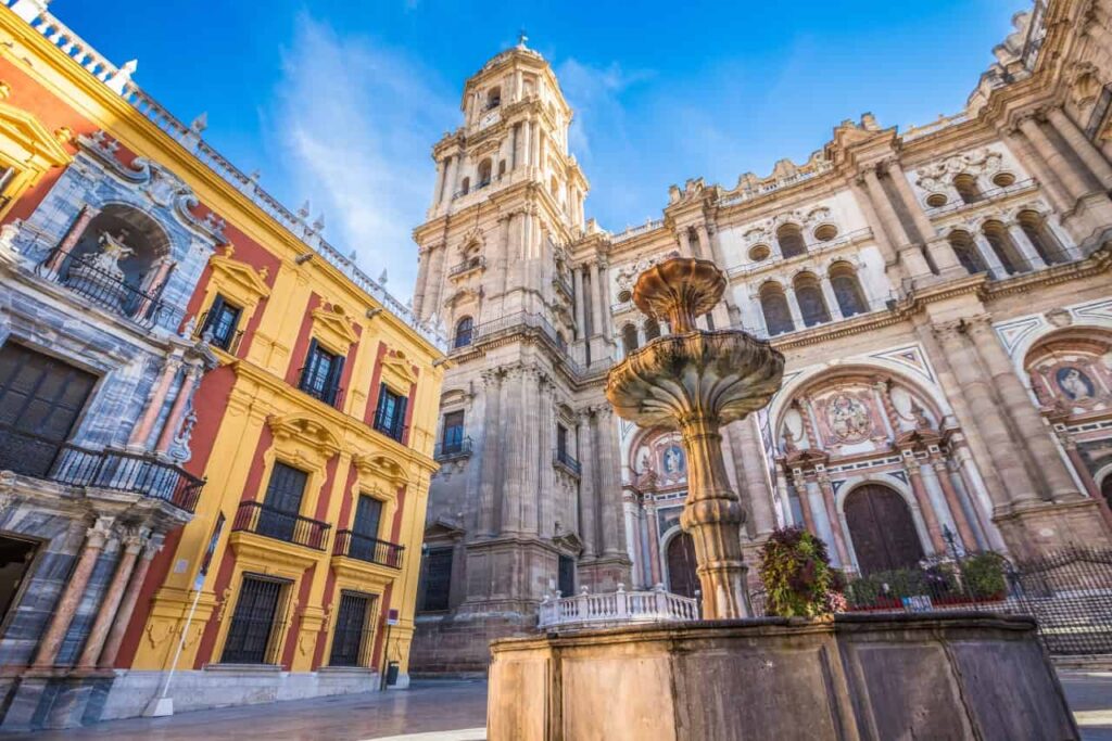 Afbeelding van het Plaza del Obispo, een van de bezienswaardigheden in Malaga.