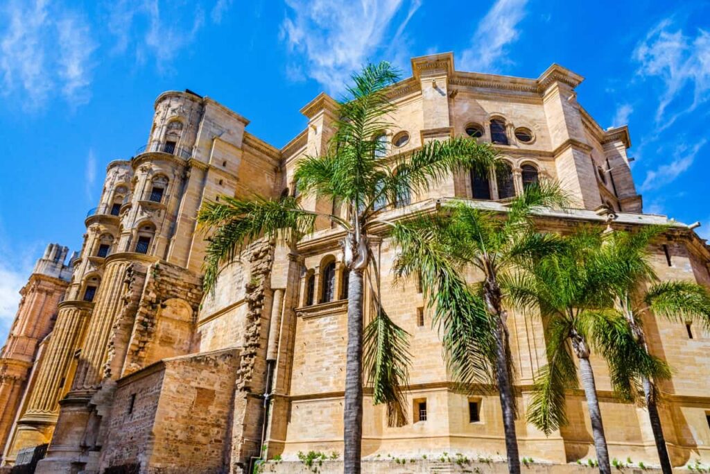 Afbeelding van de kathedraal van Malaga vanaf de zijkant.