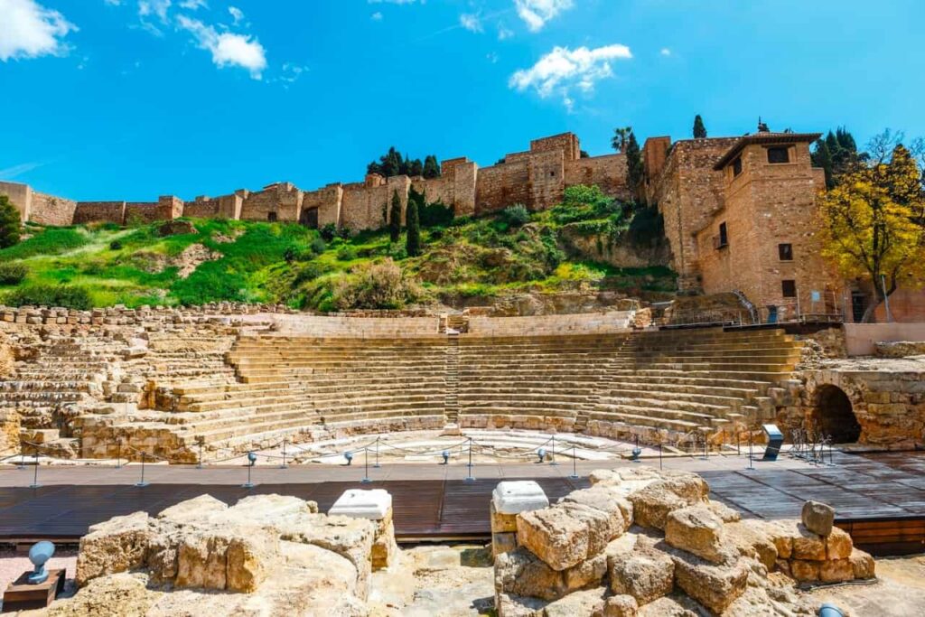 Romeins theater van Málaga en op de achtergrond het Alcazaba.
