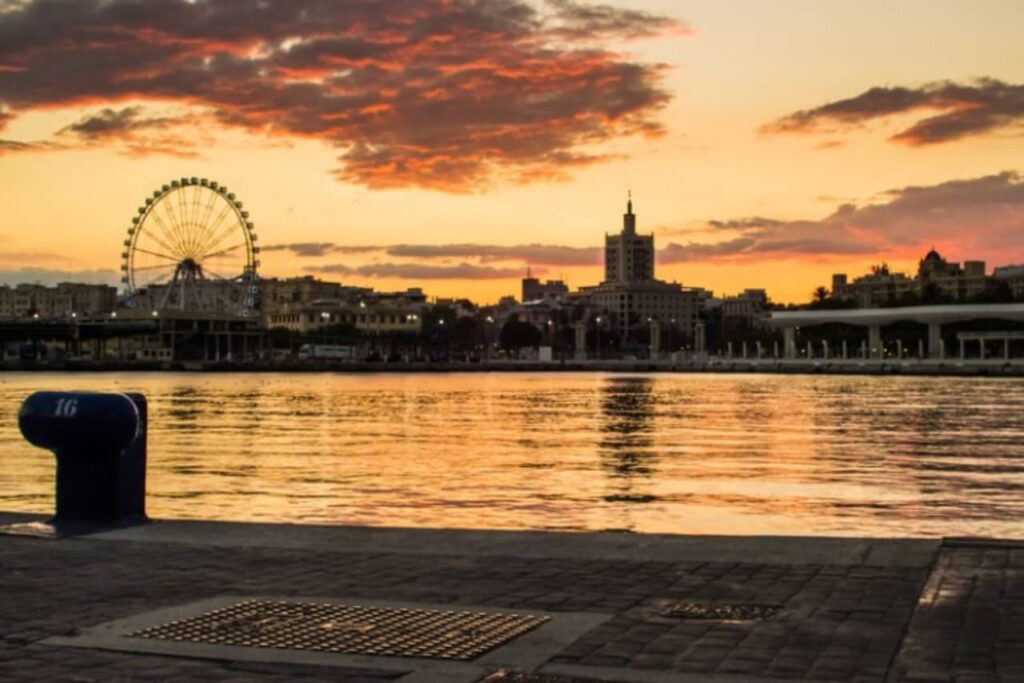 Beeld van de zonsondergang op de havenpromenade van Malaga.