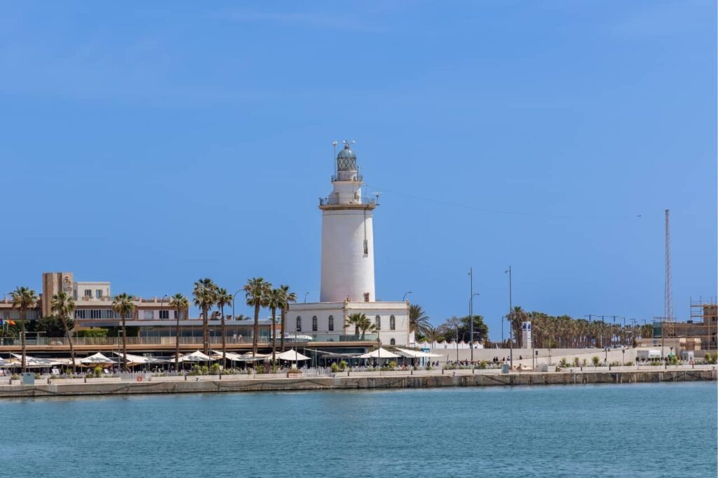 La Farola de Málaga, de vuurtoren die u moet bezoeken en zien in Málaga.