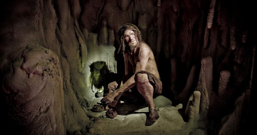 Recreaciones de civilizaciones antiguas, una de las cosas que ver en las cuevas de Nerja.