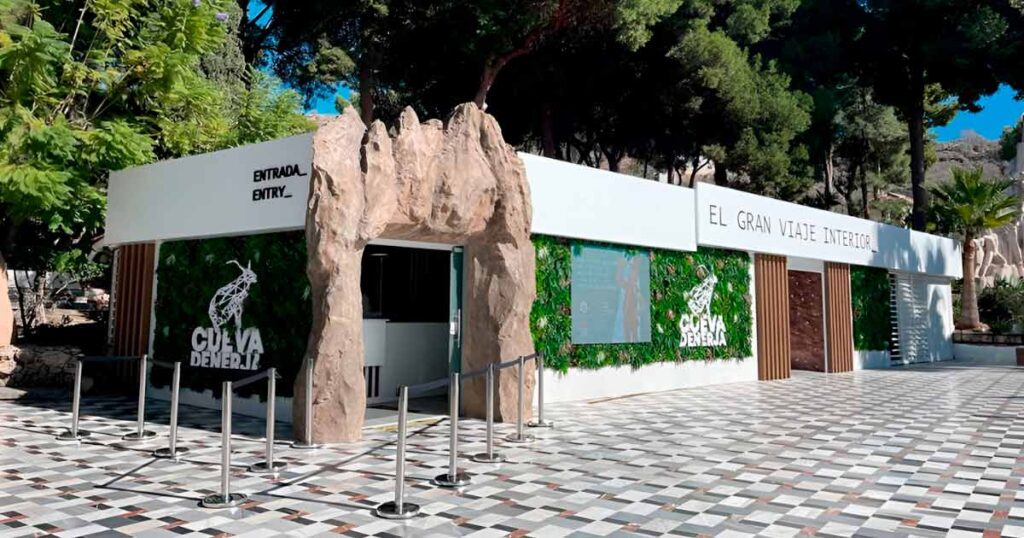 Fachada de acceso a las cuevas de Nerja.