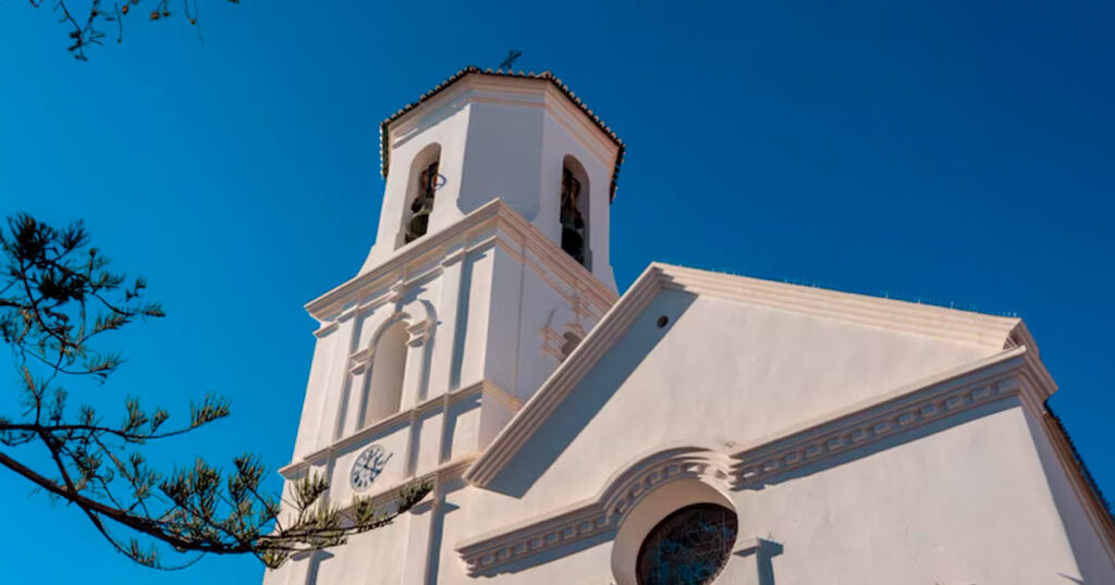 Parte superior de la Iglesia del Salvador en la Plaza de España de Nerja.