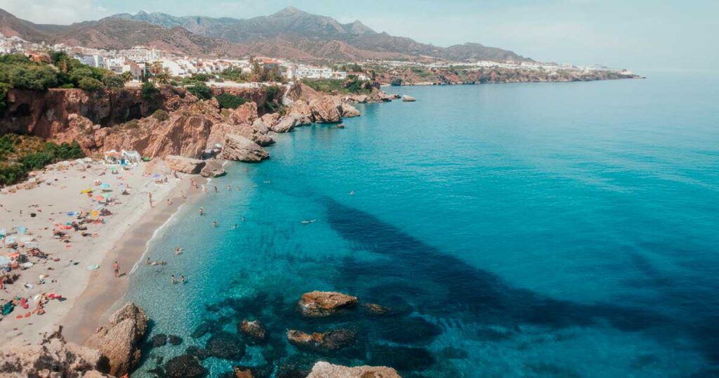 Playa de Calahonda, una de las mejores playas que ver en Nerja.