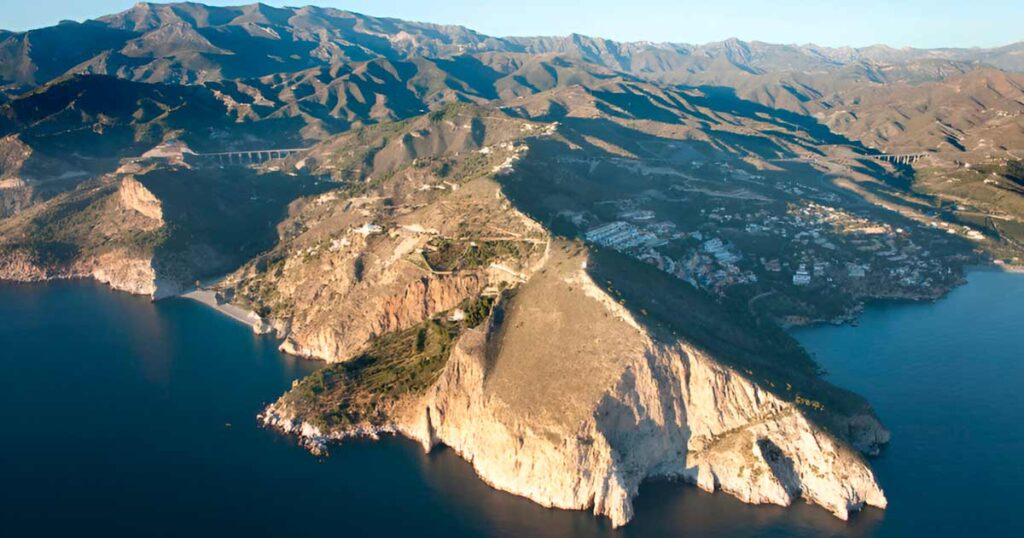 Imagen aérea de los acantilados del Maro en Nerja.