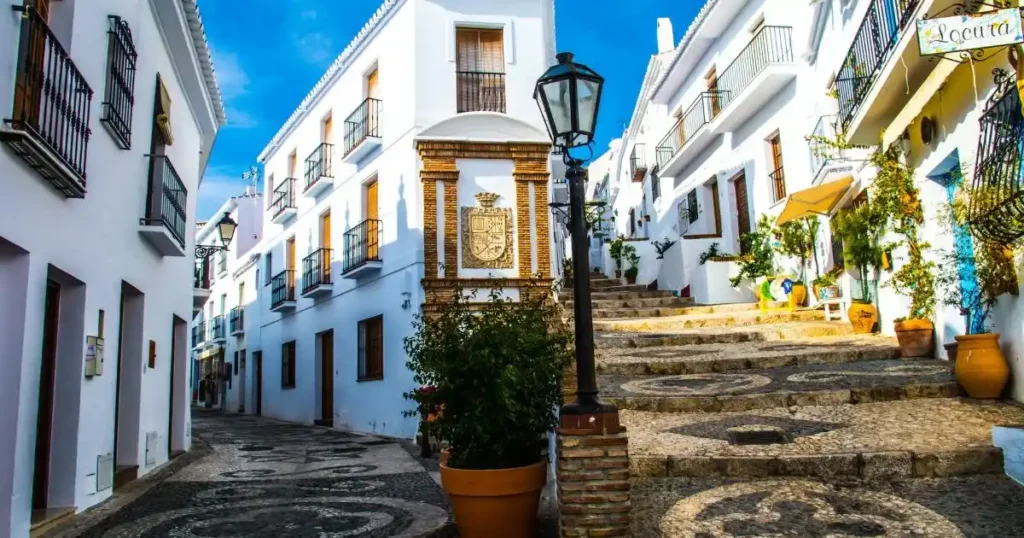 Frigiliana, uno de los pueblos más bonitos en España ubicado en Nerja.