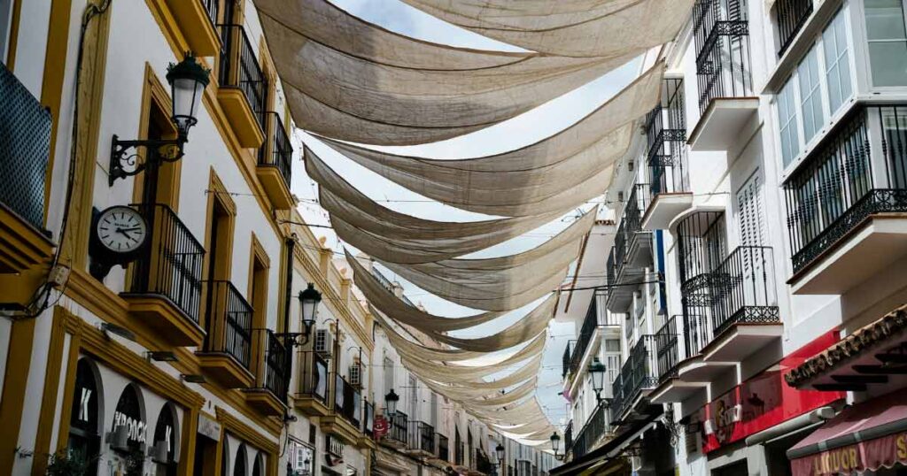 Calles de Nerja con protecciones para garantizar una menor temperatura en verano.