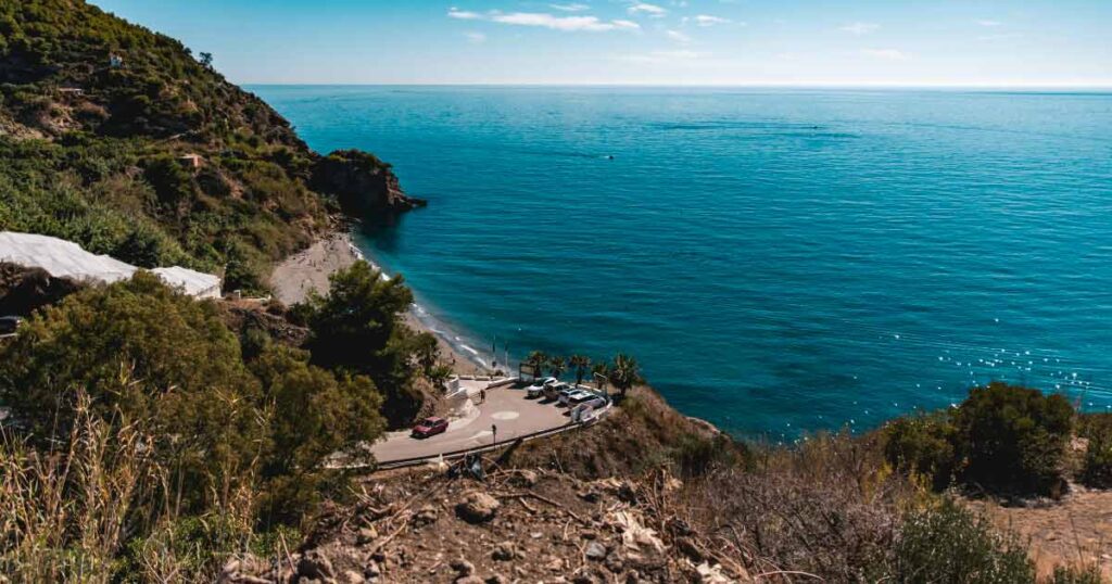 Vistas de unas carreteras hacia una de las playas más importantes de Nerja con el mar de fondo: la playa del Maro.