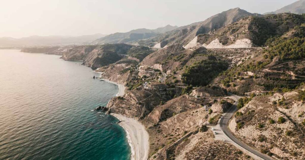 Imagen aérea de una de las playas más famosas que ver en Nerja.