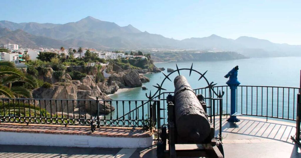 Perspectiva desde uno de los laterales del Balc?n de Europa en Nerja.