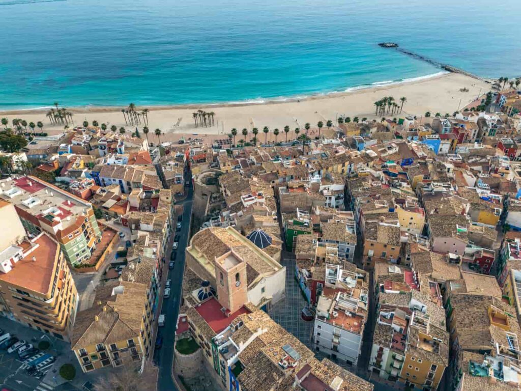 Luchtfoto van de stad Villajoyosa met het strand van Centro in de verte.
