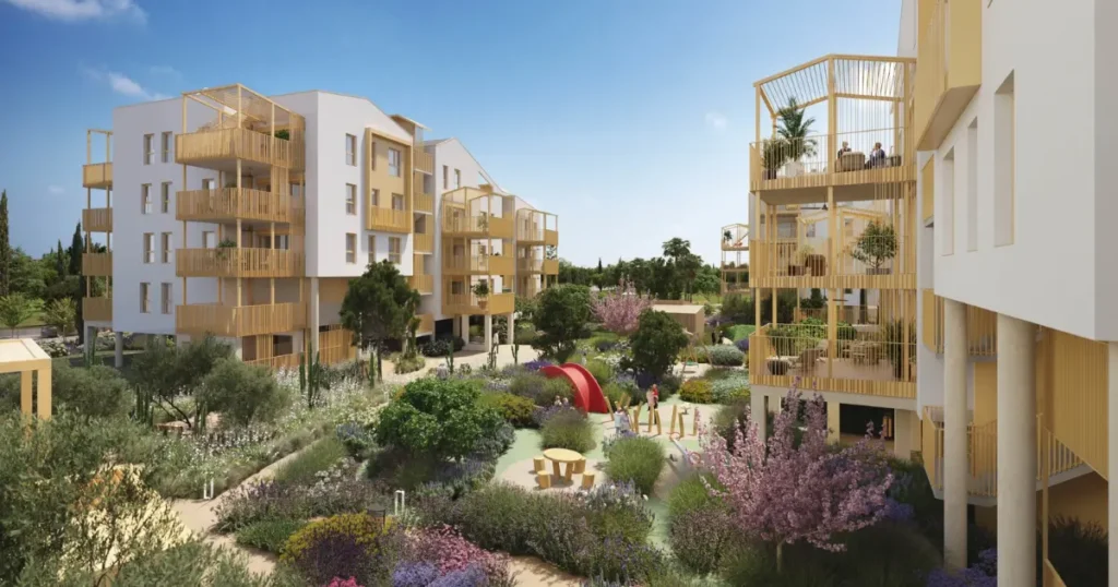 Rendering architektoniczny nowoczesnego kompleksu mieszkalnego z bia?ymi budynkami i jasnymi drewnianymi balkonami, otaczaj?cymi centralny ogr?d z r??norodn? ro?linno?ci?, ?cie?kami i placem zabaw dla dzieci w s?oneczny dzie?.