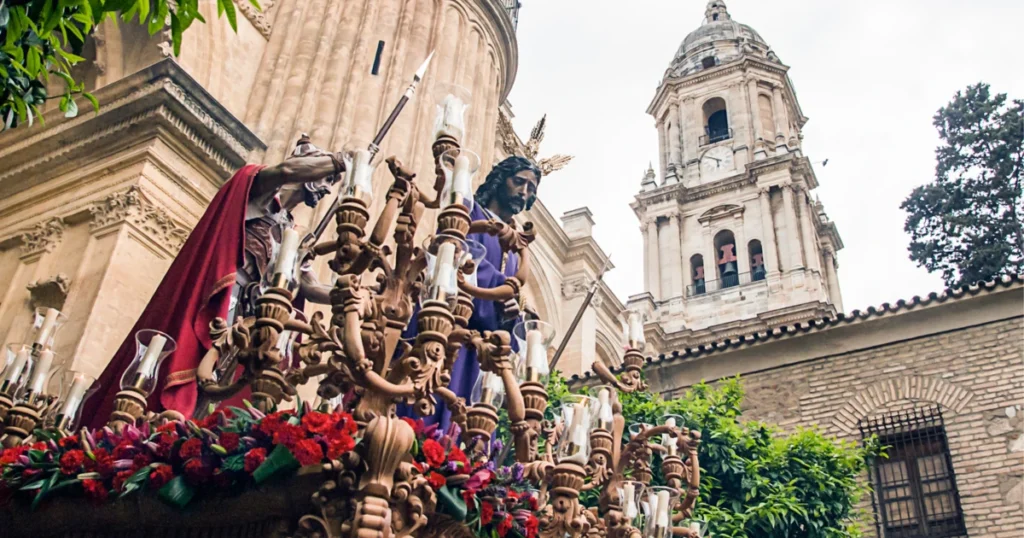 Imagen de una procesi?n con una iglesia al fondo, una de las tradiciones espa?olas de Semana Santa.