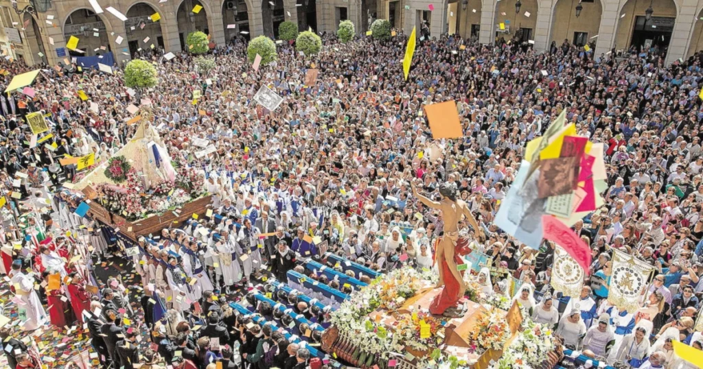 Moment of a saeta during Easter Week.